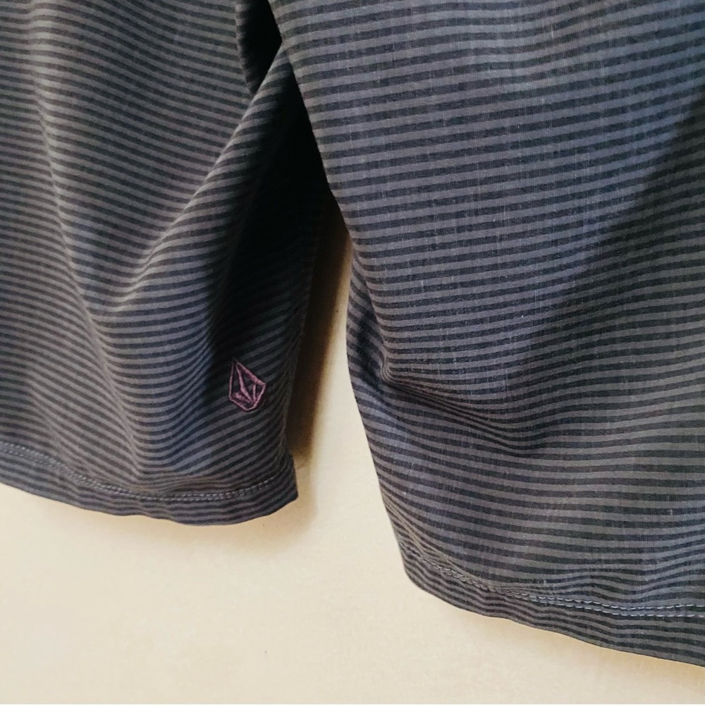 🌊3/$35 VOLCOM Hybrid Too Hectik Striped Charcoal 19” Submersible BoardShorts-29 - Picture 4 of 15